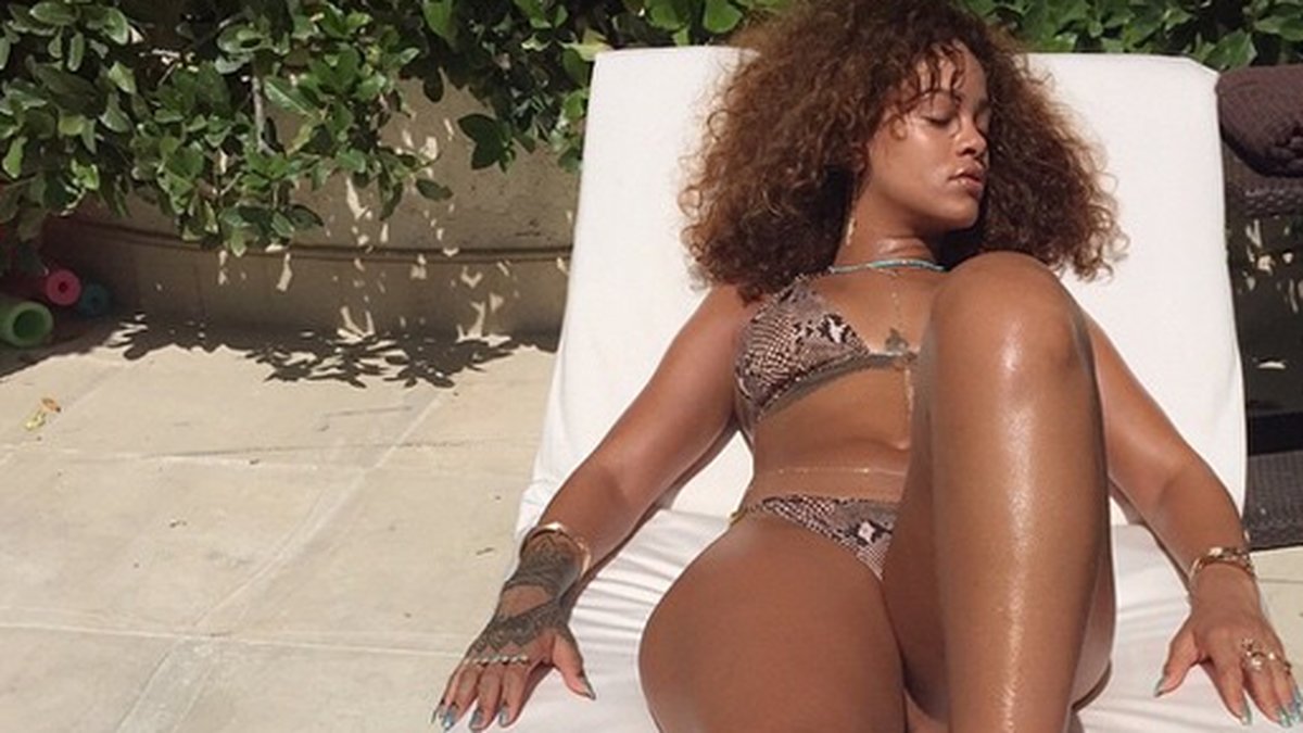 Rihanna njuter i solen. 